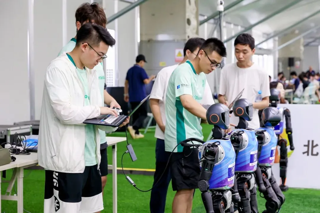 研究生参加RoboCup机器人竞赛