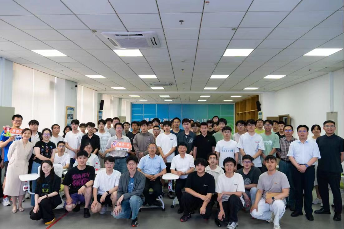 强农考工谈活动现场，师生与名师大家合影