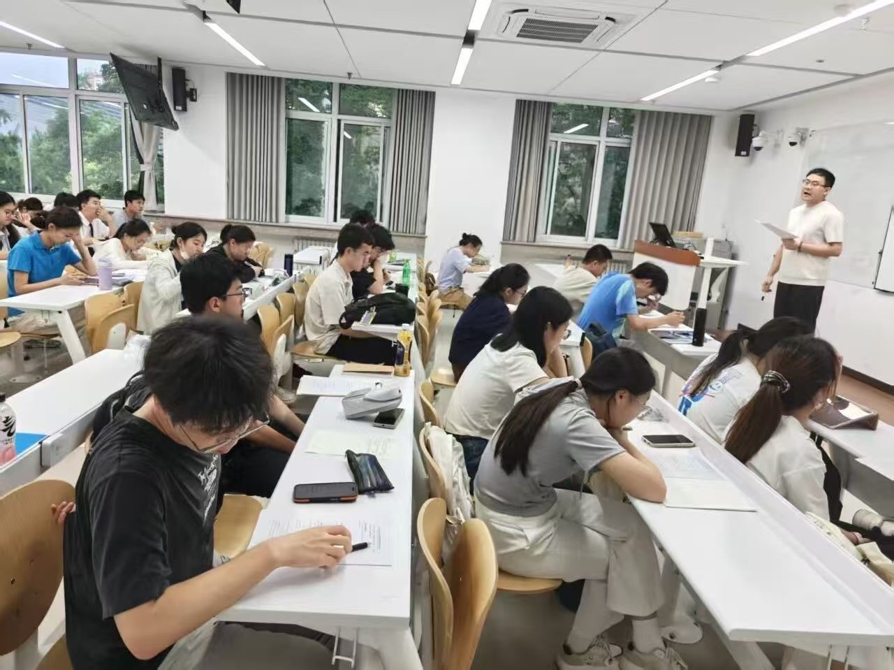 青蓝学坊开展期末高等数学辅导